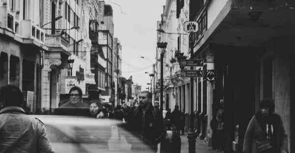 人工智能机器人和人谈恋爱