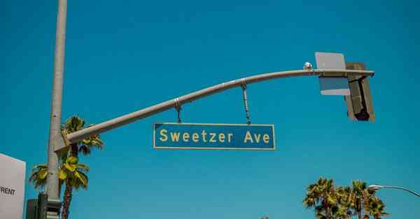 人工智能机器人和人谈恋爱