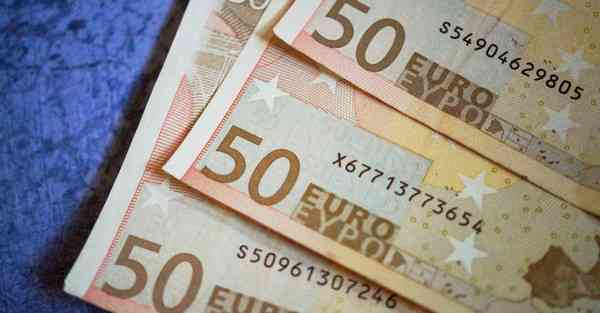 人工智能机器人和人谈恋爱